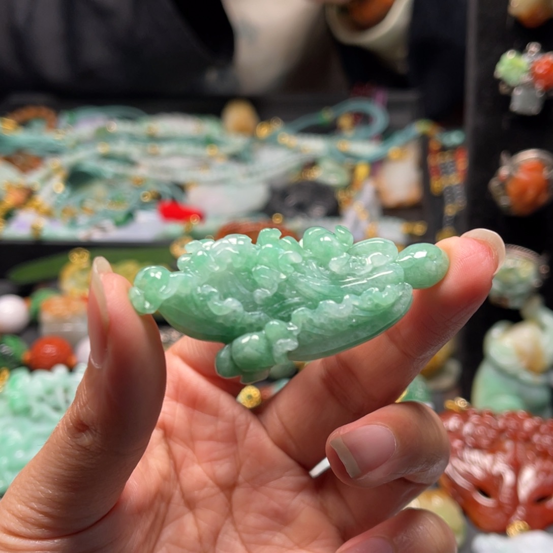 翡翠未镶嵌颈饰王*秀cbucfgghhbbbbb