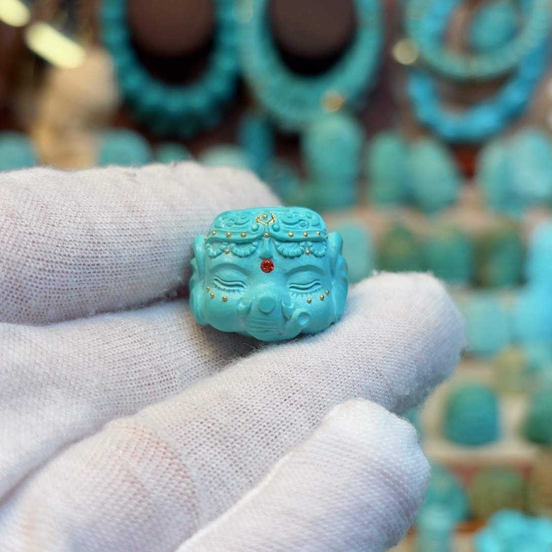 绿松石配饰未镶嵌遇**.