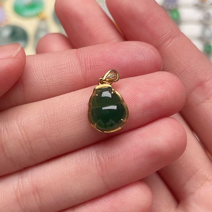 翡翠18K金镶嵌颈饰