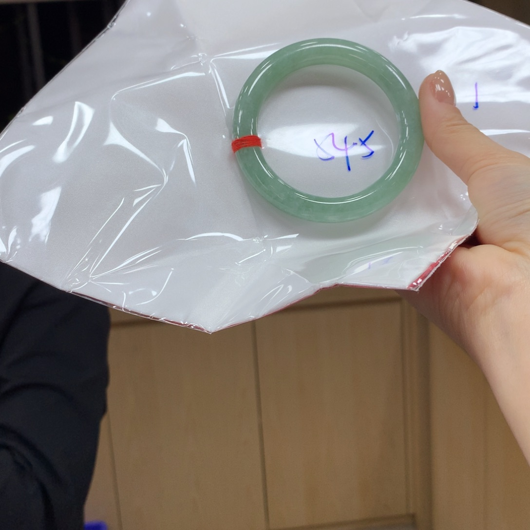 翡翠手镯未镶嵌不退不换