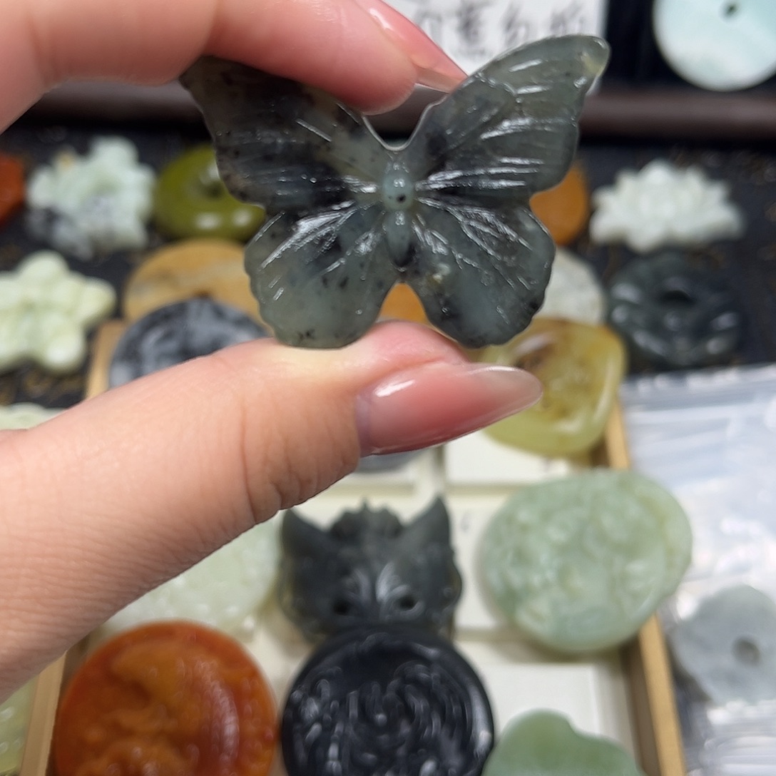 蛇纹石玉未镶嵌颈饰