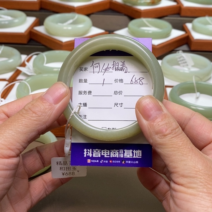 何***着和田玉（糖玉）未镶嵌手镯