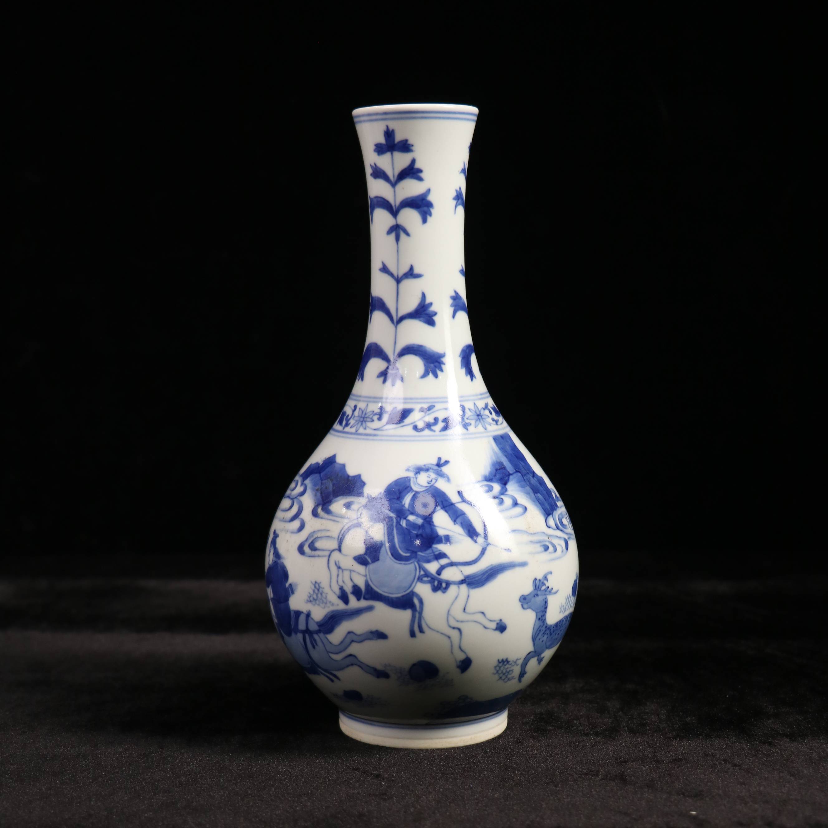 青花瓶         1562