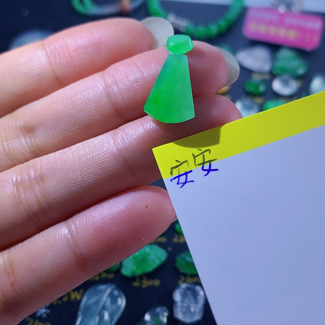 翡翠颈饰未镶嵌天然翡翠高冰无事牌