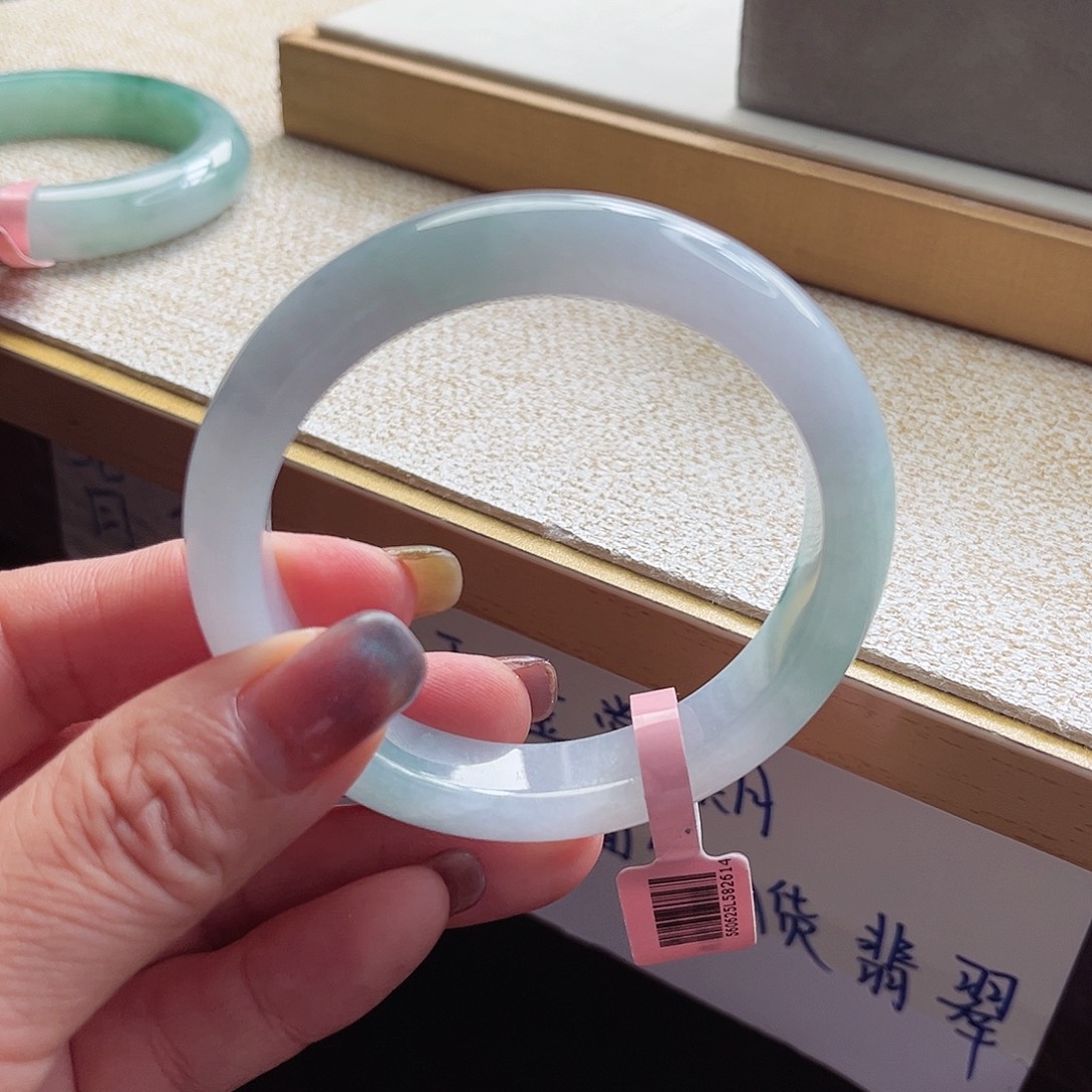 翡翠手镯未镶嵌手镯