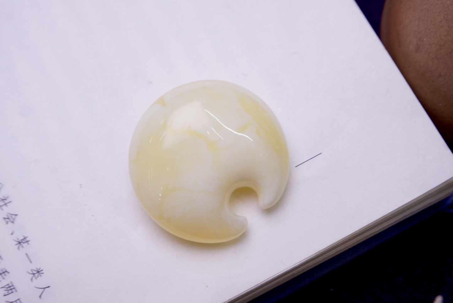 精品荧光白蜡月亮吊坠