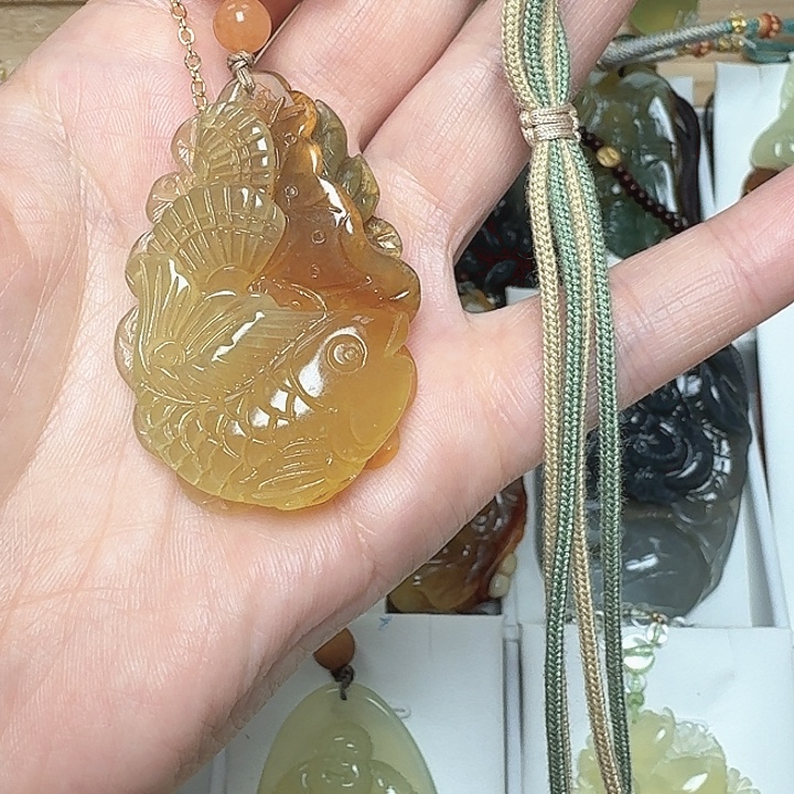 小***儿蛇纹石玉未镶嵌颈饰