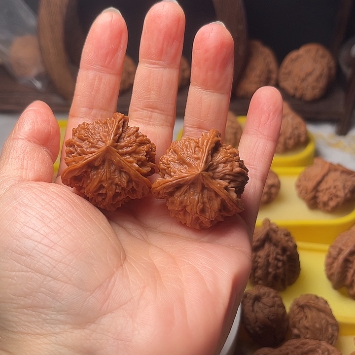 吊坠文玩核桃盘山三棱一对