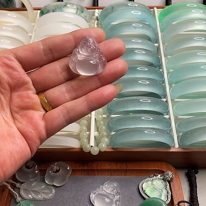 石英质玉颈饰未镶嵌