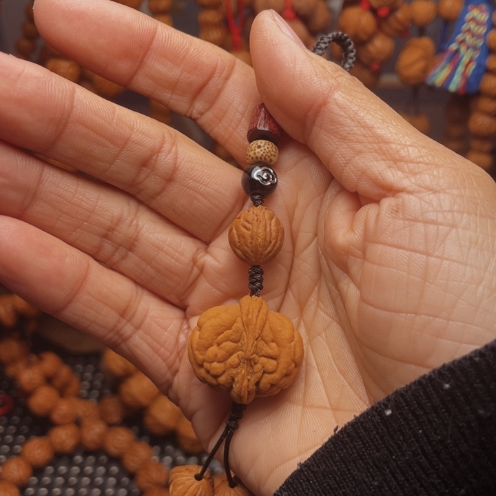 木质类龙纹桃枭挂件