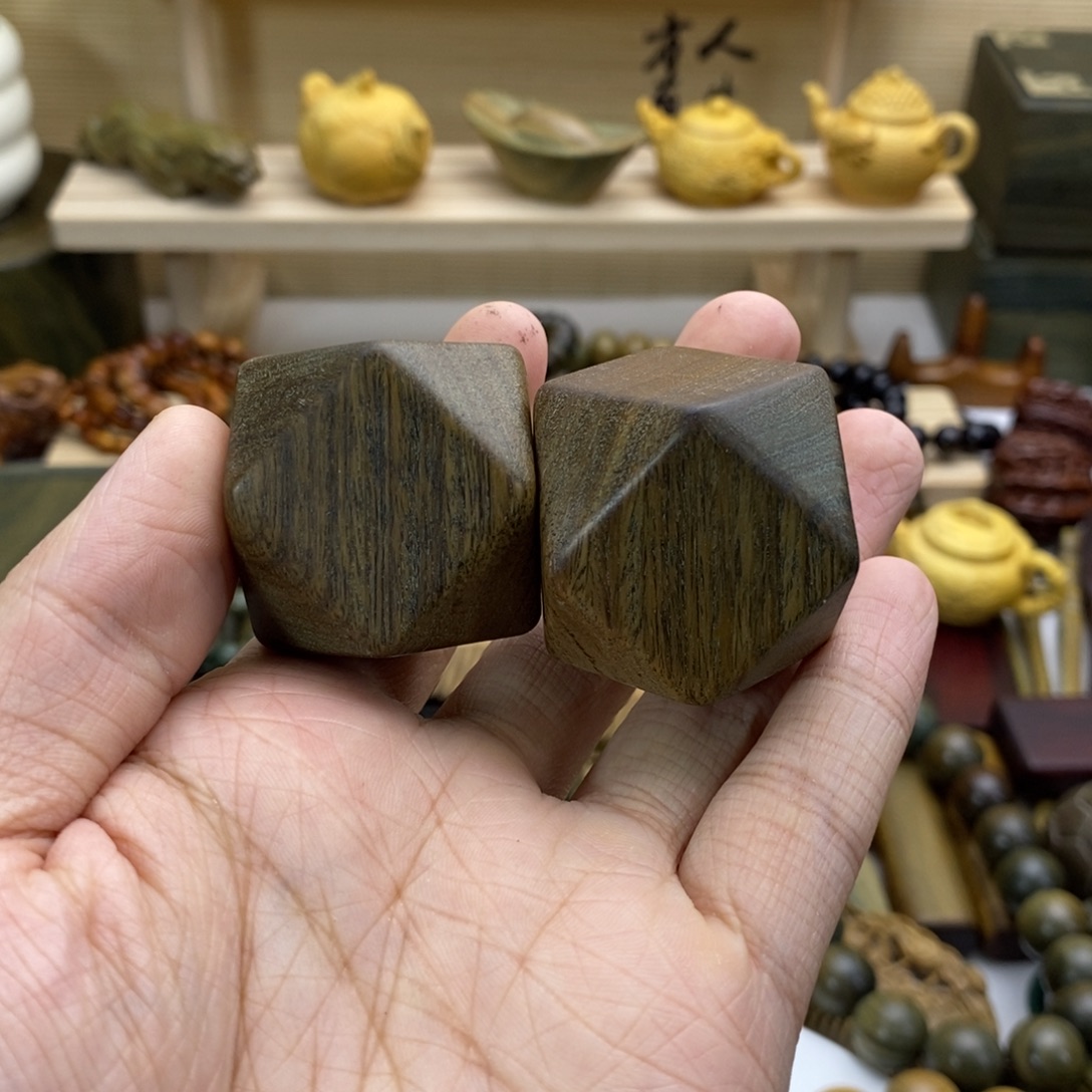 扶***嗨木绿檀木料手把件八棱