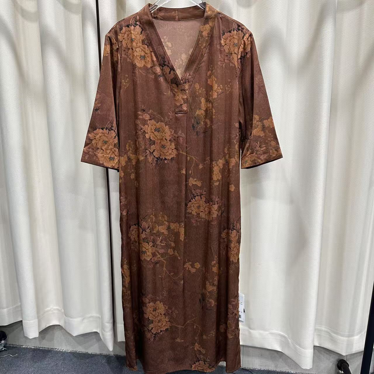 28号  52716 咖色牡丹香云缎连衣裙