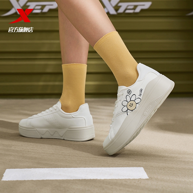 特步女鞋奶油鞋休闲鞋女款春秋轻便百搭运动鞋复古情侣鞋子老爹鞋