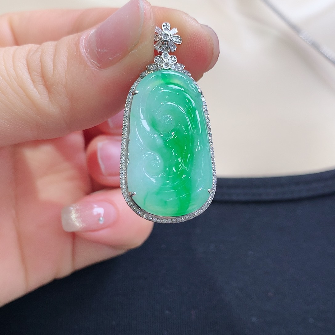 翡翠颈饰18K金镶嵌如意