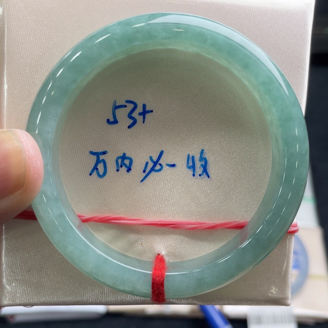 翡翠手镯未镶嵌翡翠手镯