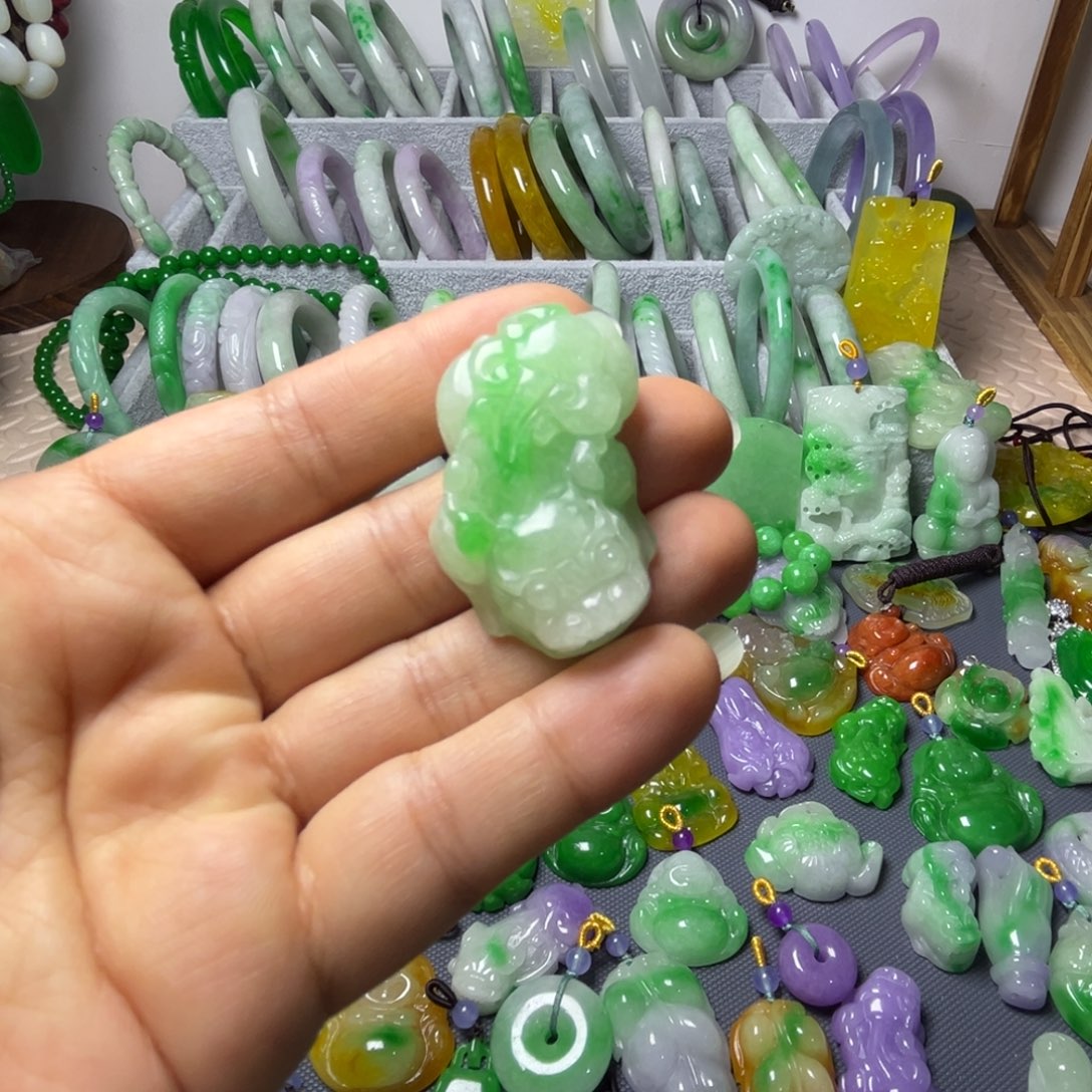 翡翠未镶嵌颈饰吊坠