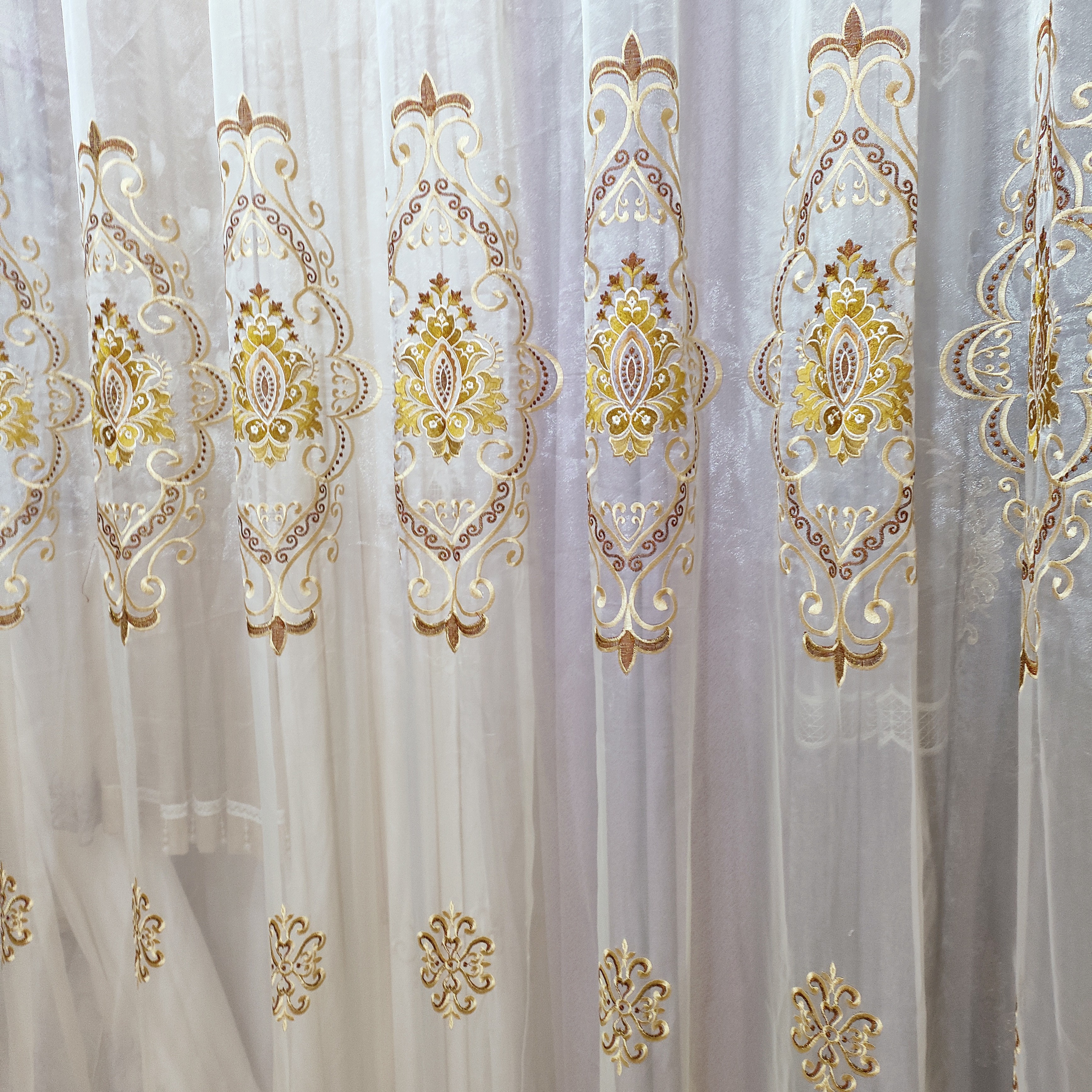 68834米色刺绣成品窗纱宽6米，高2.7米对开发货