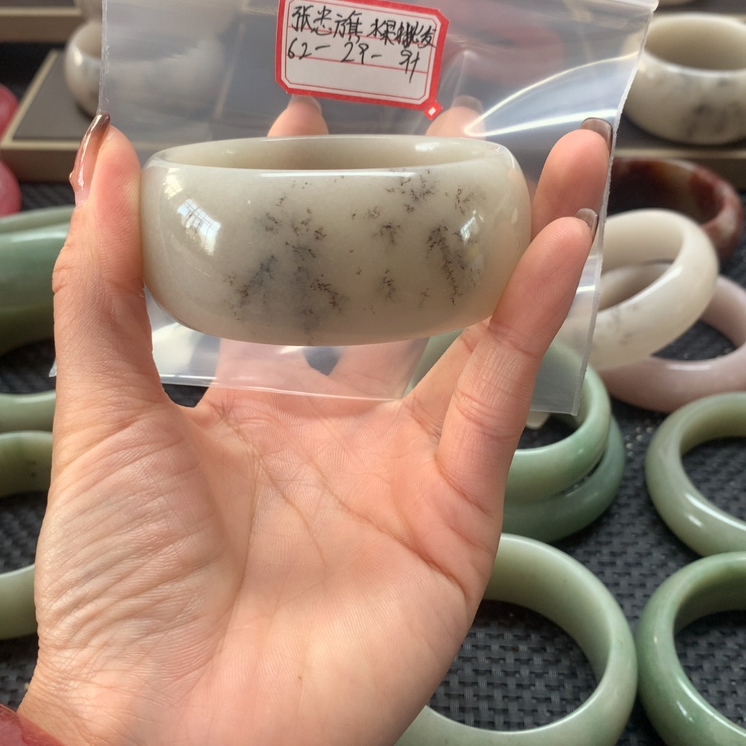 张***售石英岩玉未镶嵌手镯