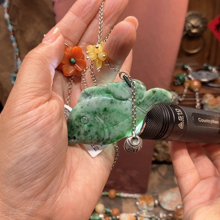 翡翠吊坠(赠链)未镶嵌