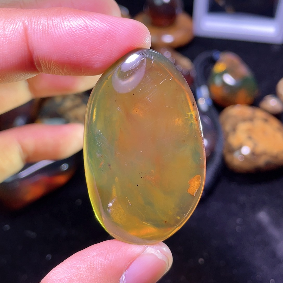 琥珀裸石未镶嵌，