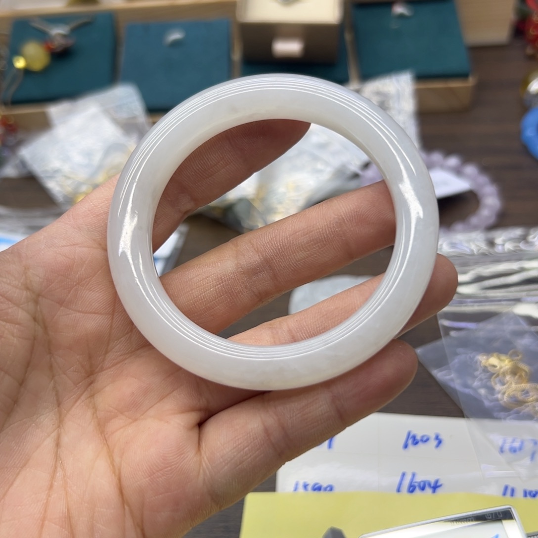 雪***情和田玉未镶嵌手镯58圈围1545瑕