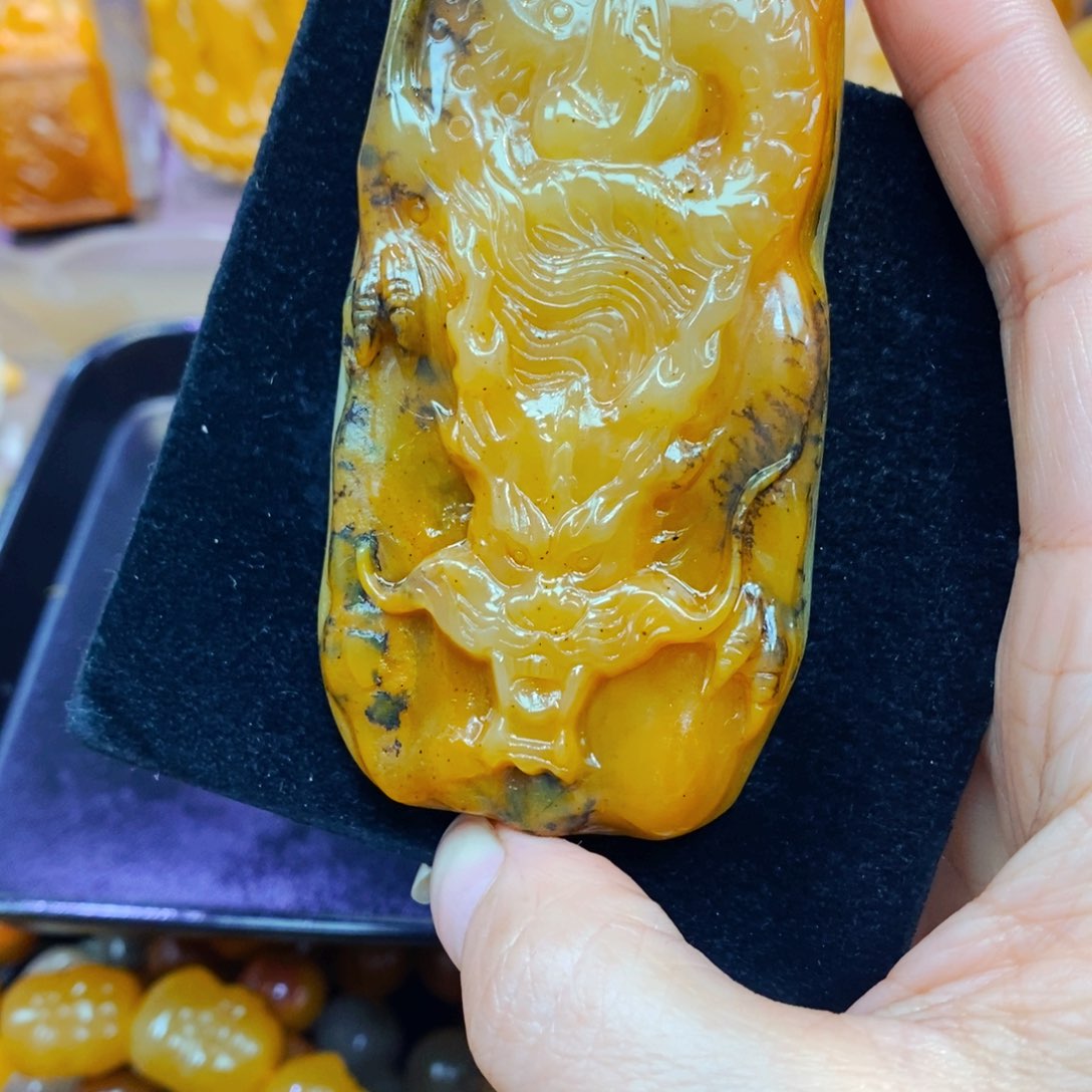 未镶嵌石英质玉（黄龙玉）颈饰