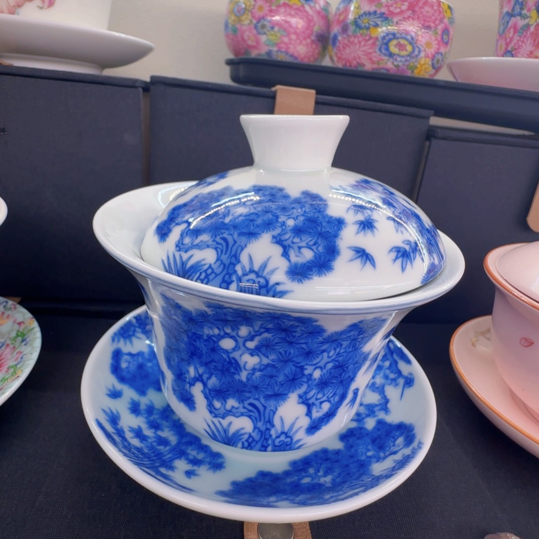 这些盖碗很漂亮我很喜欢！！