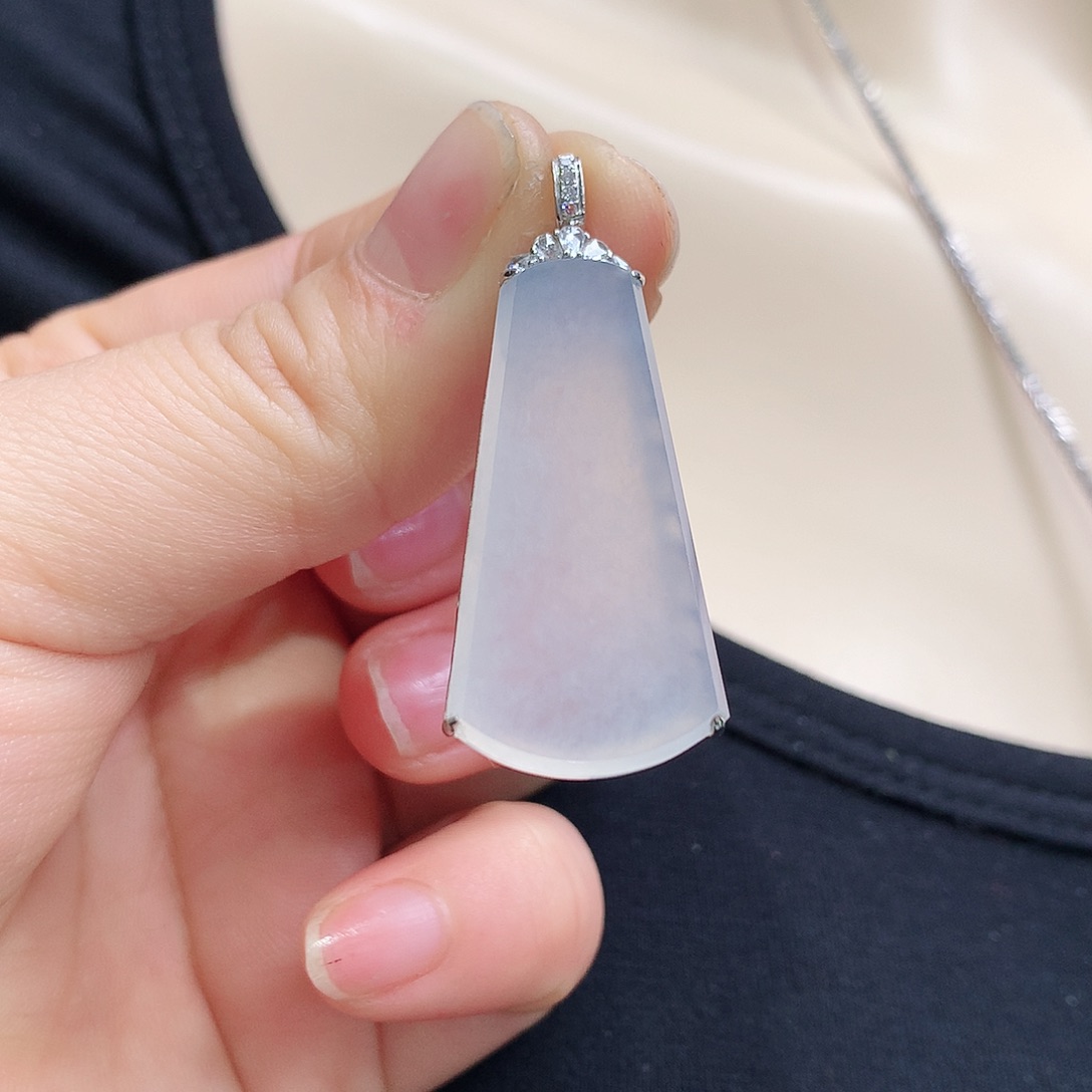 翡翠颈饰18K金镶嵌无事牌