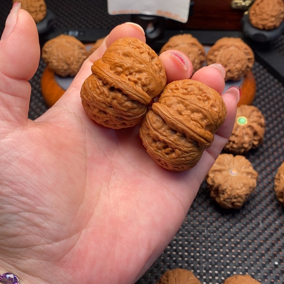 文玩核桃把件肉元宝44.5尺镶嵌款