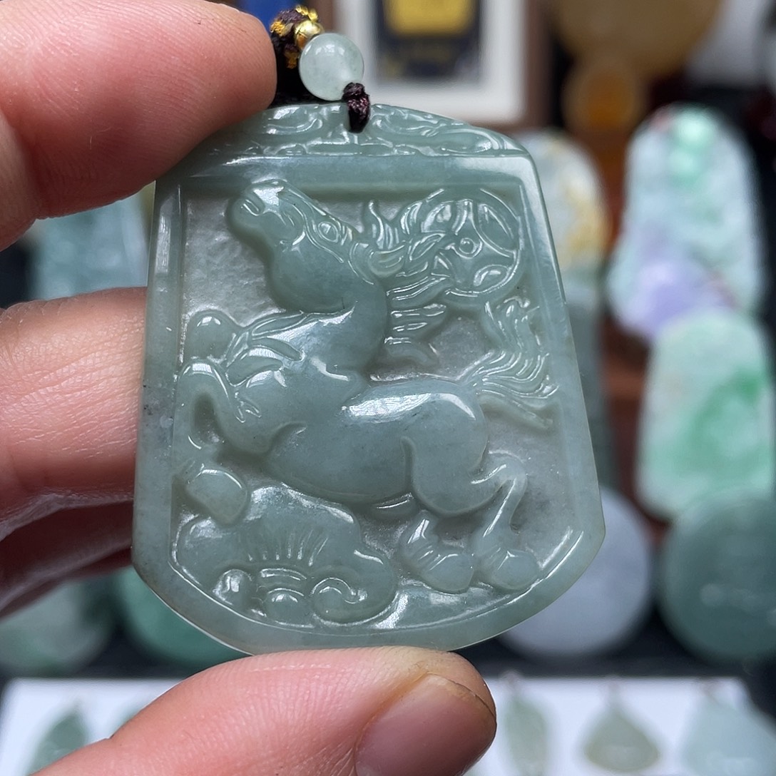 翡翠未镶嵌颈饰马上来财