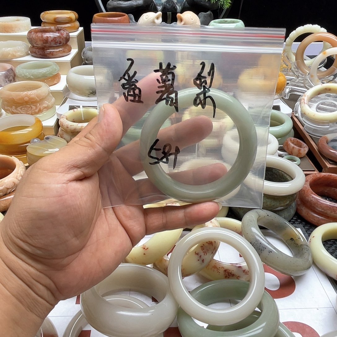 番***梨石英质玉（佘太翠）手镯未镶嵌