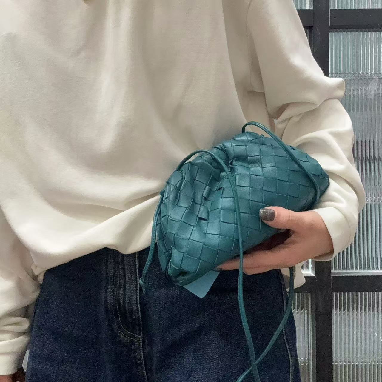 95新 BOTTEGA VENETA/葆蝶家 【蕾】94 1242 湖蓝色云朵单肩包