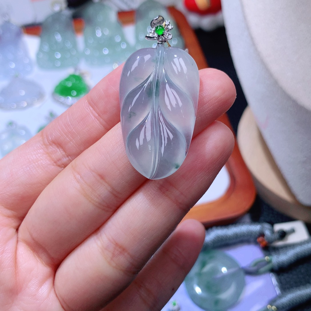 颈饰18K金镶嵌翡翠叶子