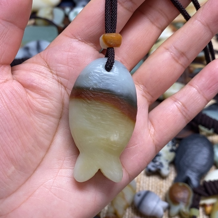 辫***）蛇纹石玉未镶嵌颈饰