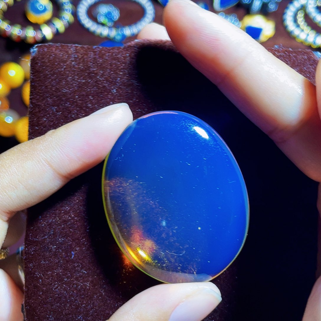 蓝珀裸石未镶嵌圆牌