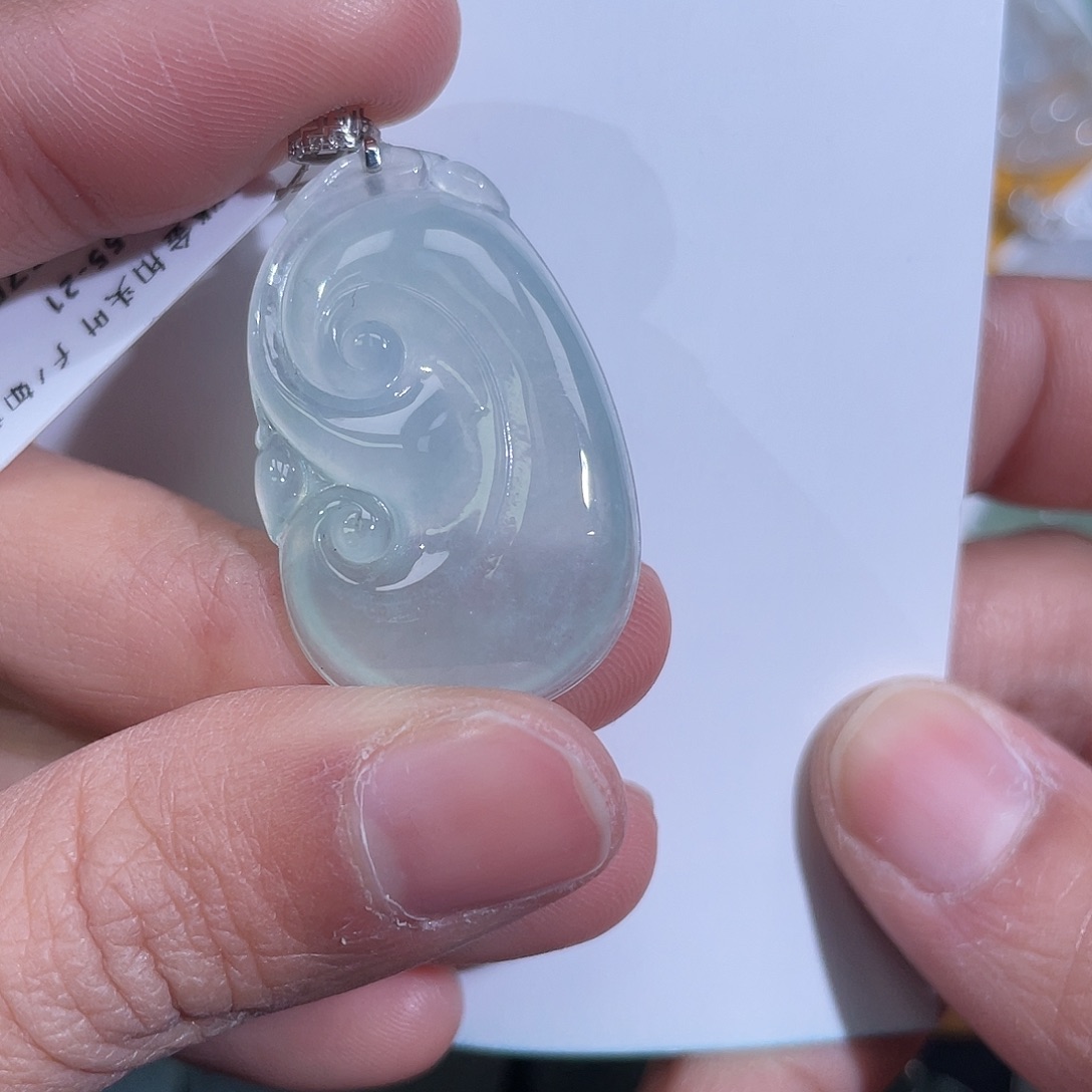 翡翠18K金镶嵌颈饰如意