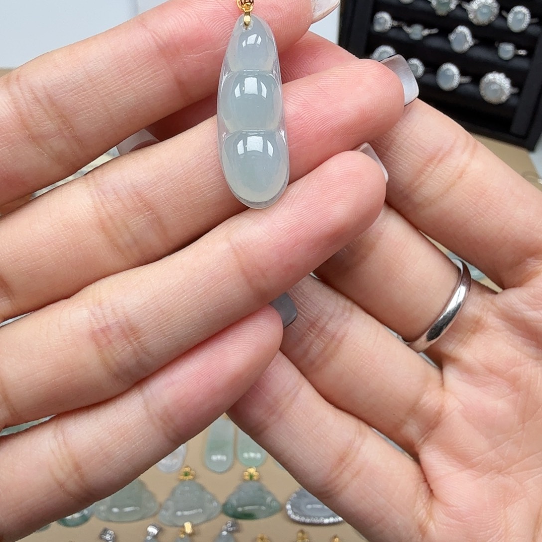 颈饰18K金镶嵌翡翠