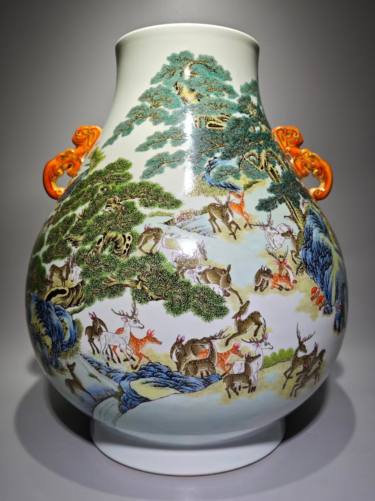 粉彩百鹿尊，高度48.5厘米，肚直径39.5厘米。