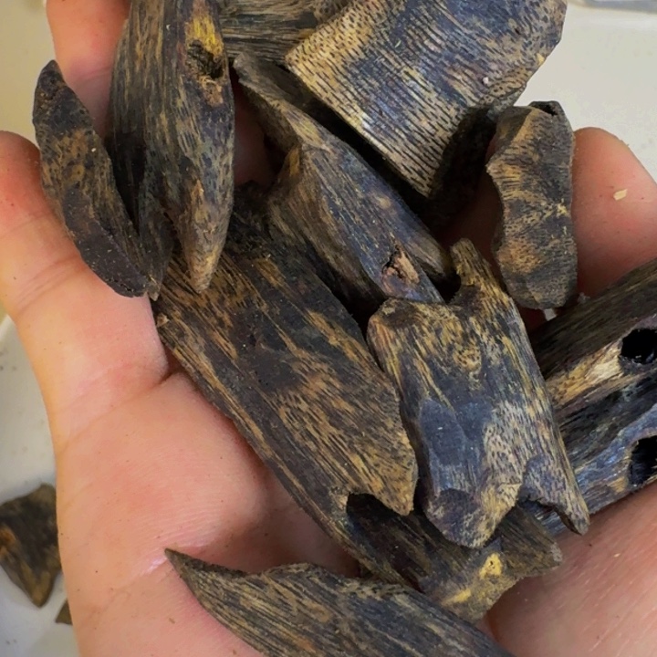 沉香沉香碎屑紫棋高油块料50克克