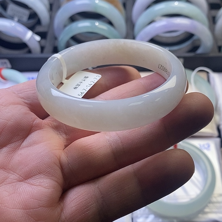 翡翠未镶嵌手镯10、正