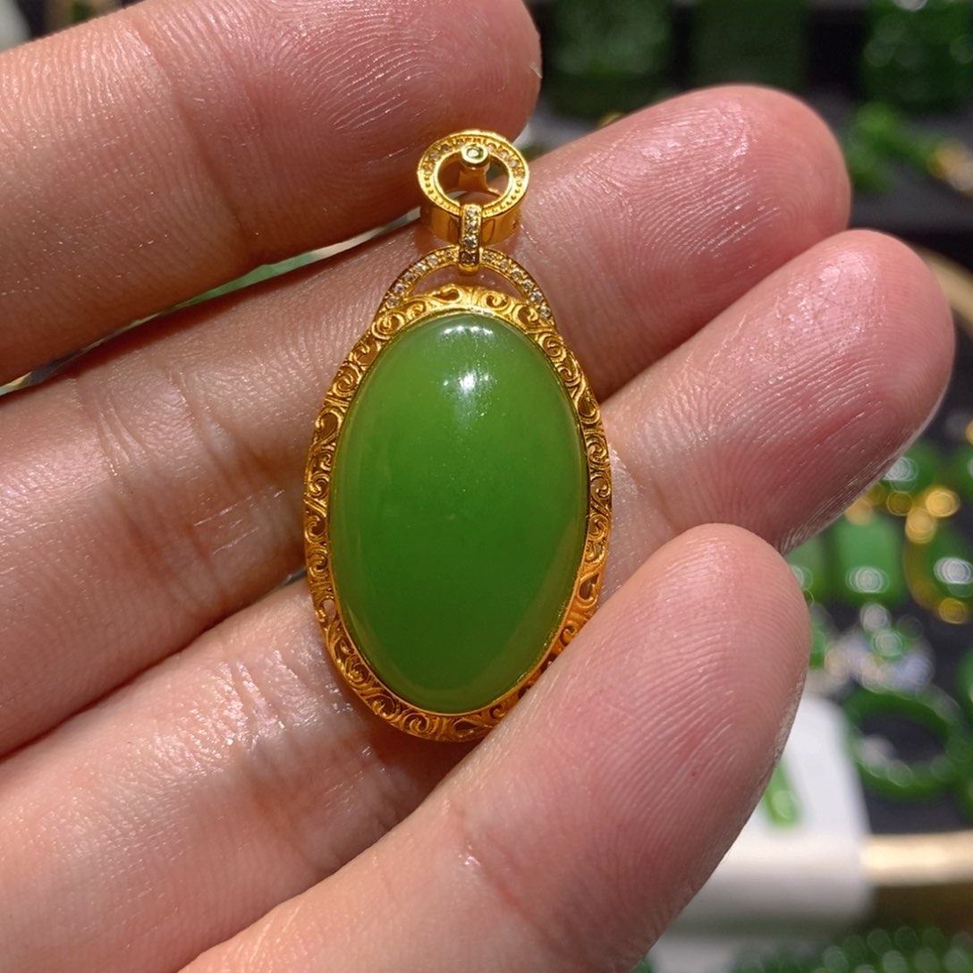 和田玉（碧玉）颈饰18K金镶嵌大***女