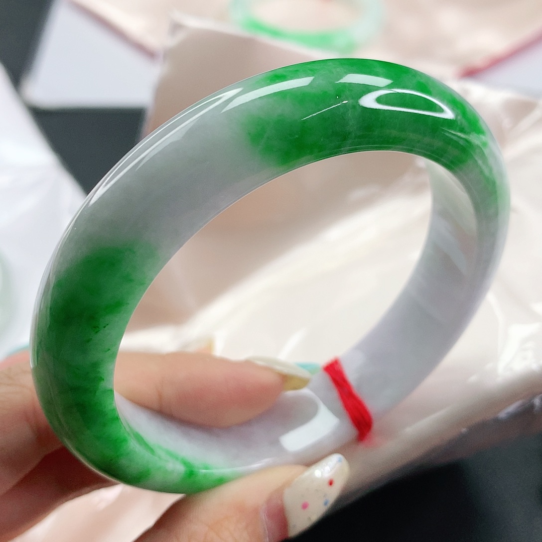 翡翠手镯未镶嵌，105