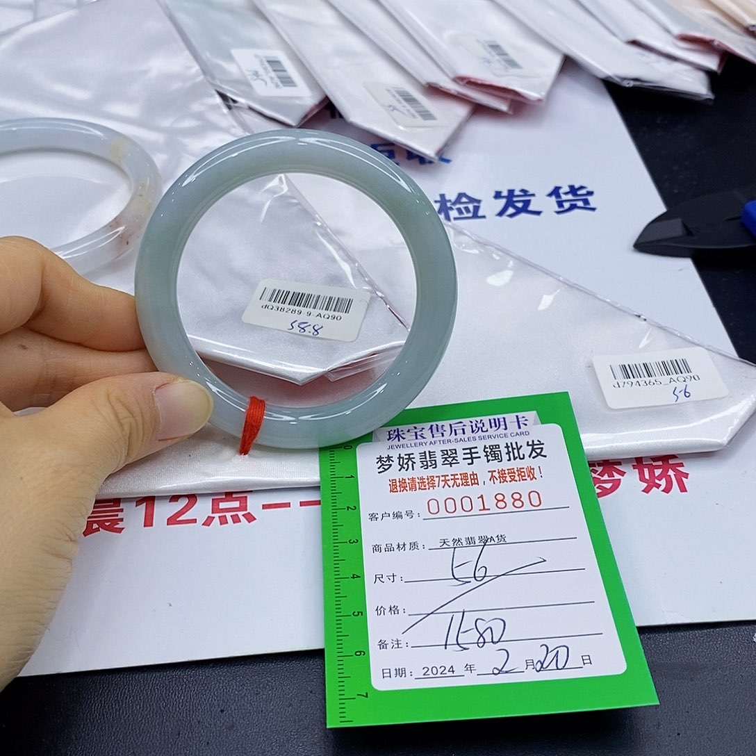 翡翠手镯未镶嵌翡翠手镯