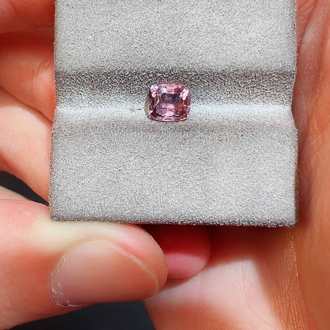 尖晶石裸石未镶嵌熊*熊1.0克拉天然金属灰紫调尖晶石