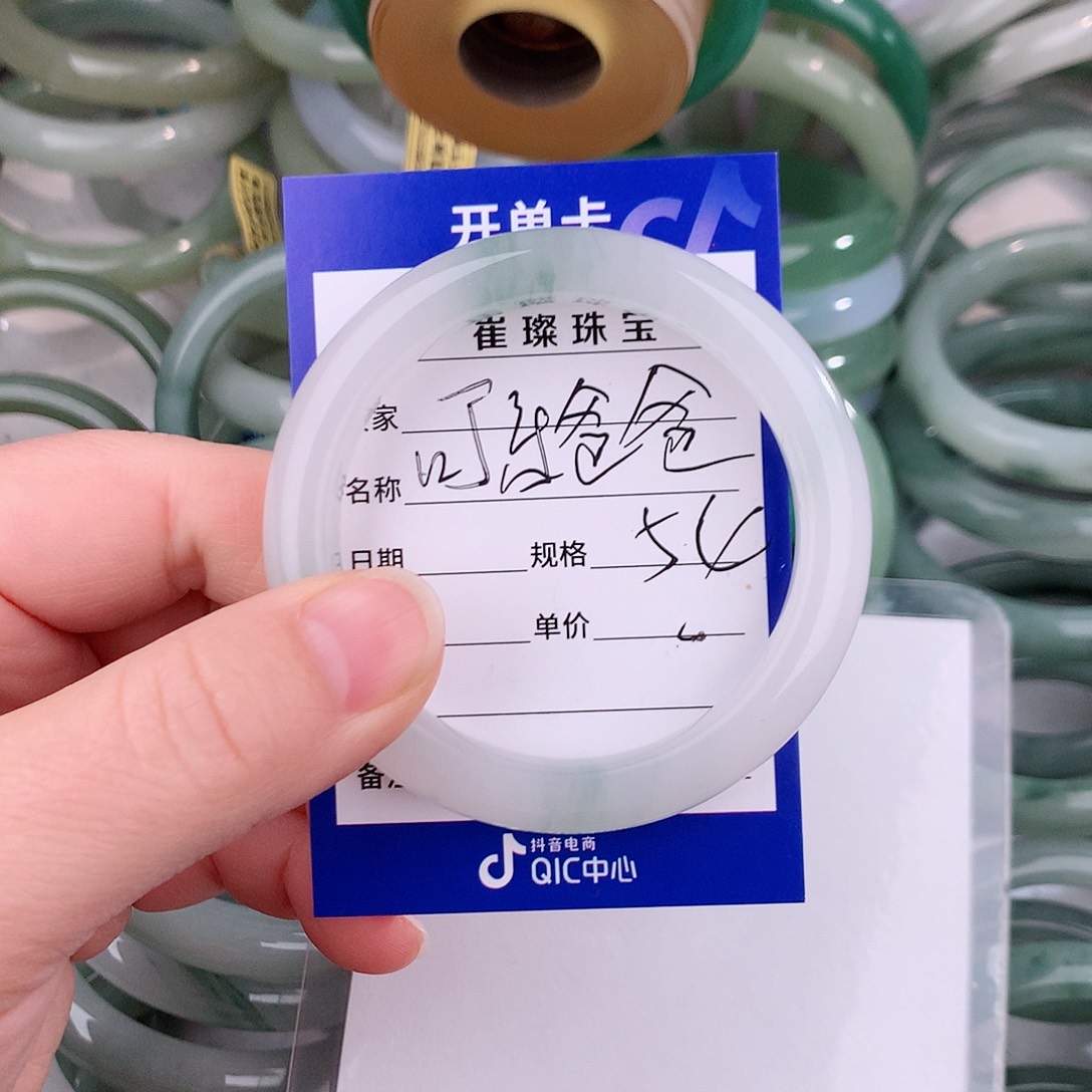 未镶嵌手镯石英质玉（金丝玉）可***?