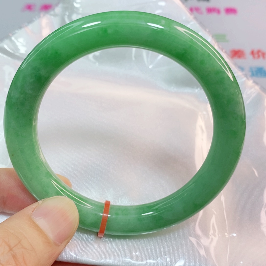 翡翠手镯未镶嵌?****头56圈口圆条