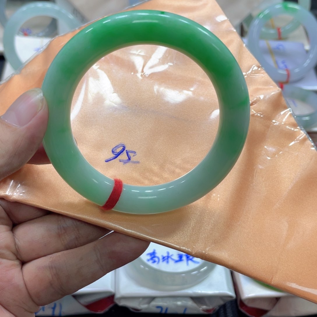 翡翠手镯未镶嵌翡翠