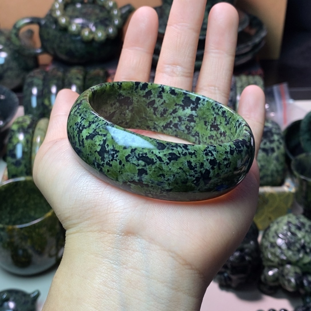 风***淡蛇纹石玉未镶嵌项链