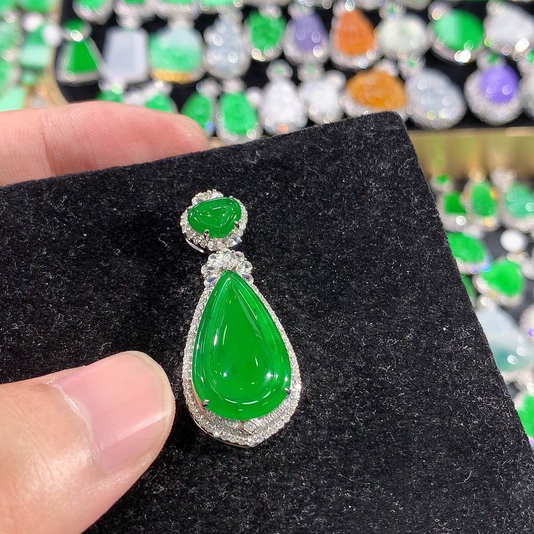 翡翠18K金镶嵌颈饰