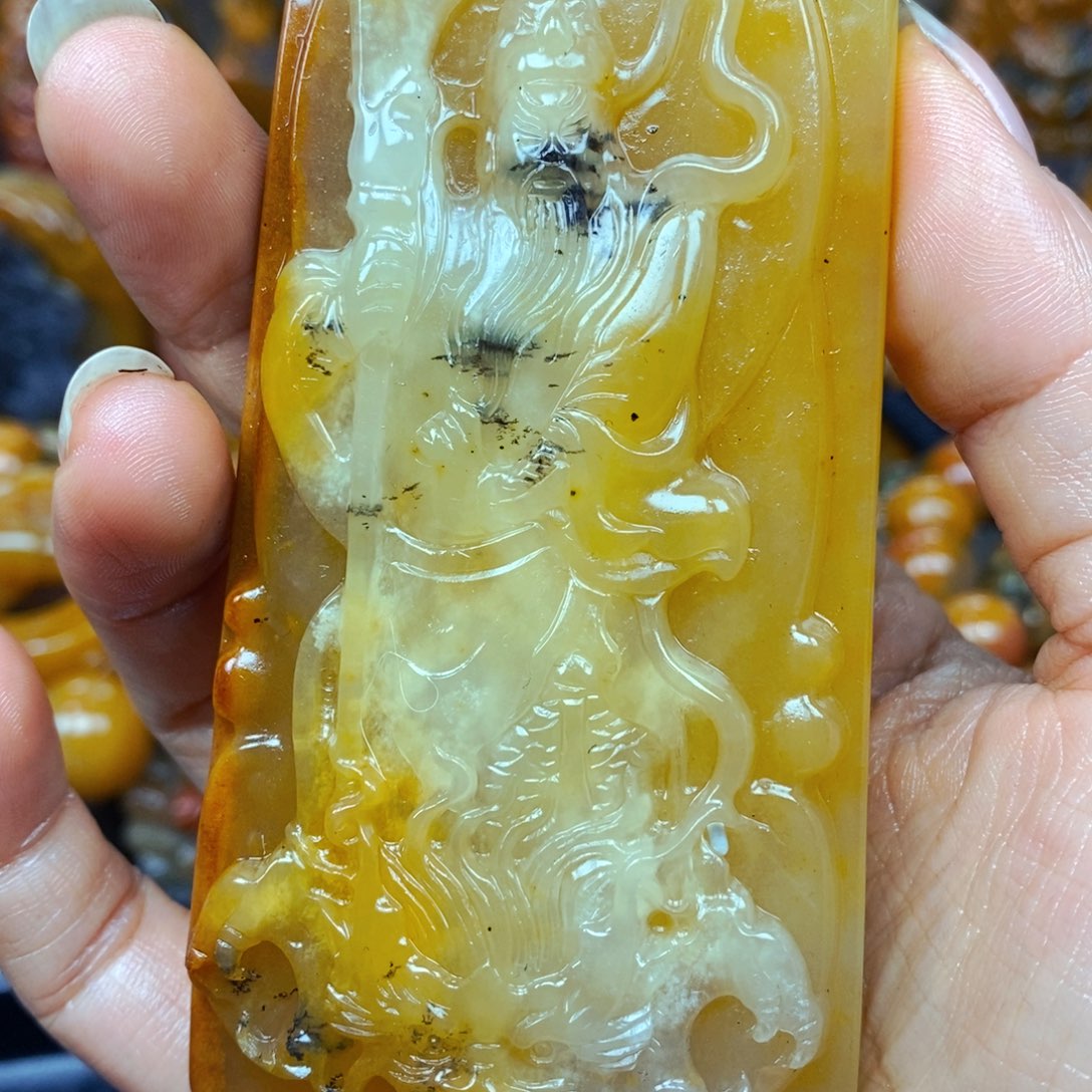 未镶嵌石英质玉（黄龙玉）颈饰